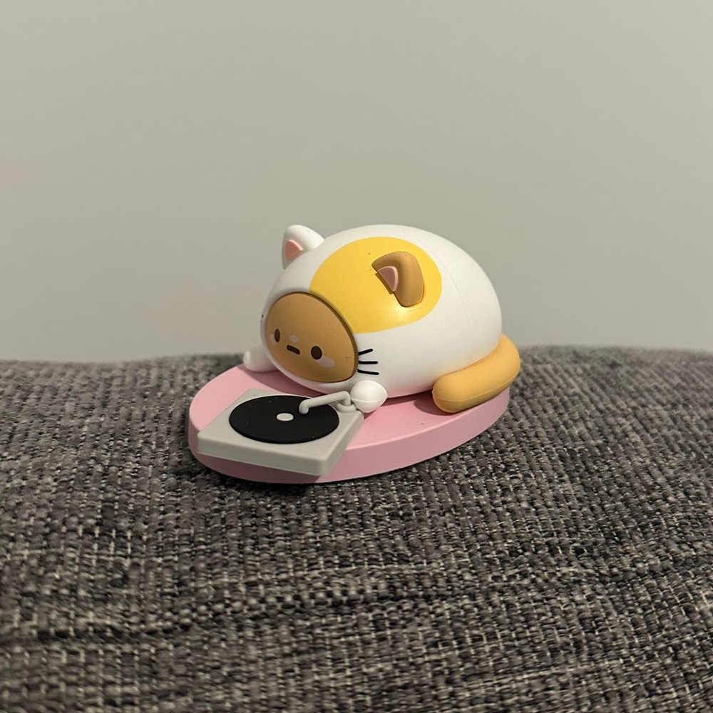 Smoko Tayto chubby cats blind box figure - DJ tayto cat